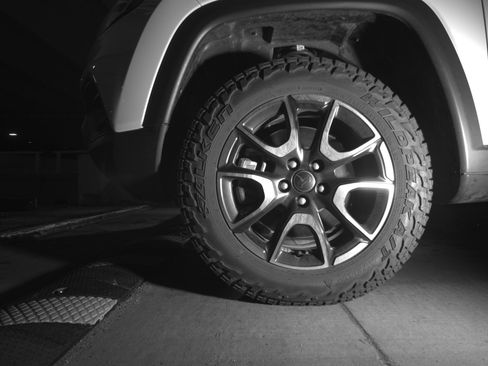 Used 2025 Jeep Compass Trailhawk image 12