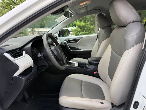 Used 2020 Toyota RAV4 XLE FWD image 34