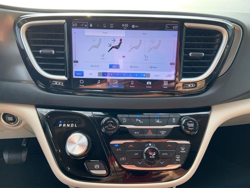 Used 2024 Chrysler Pacifica Touring-L FWD image 34