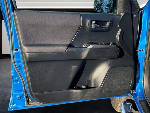 Used 2018 Toyota Tacoma TRD Sport image 17