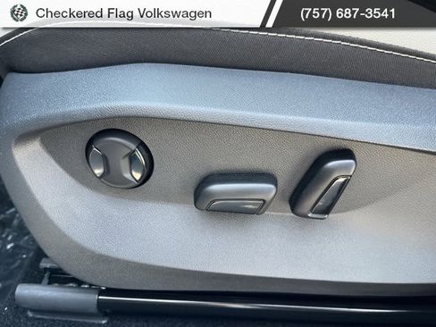 New 2025 Volkswagen Taos SE image 32