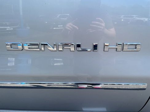 Used 2019 GMC Sierra 2500 Denali w/ Duramax Plus Package AWD/4WD image 9