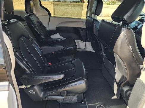 Used 2024 Chrysler Pacifica Touring-L FWD image 13