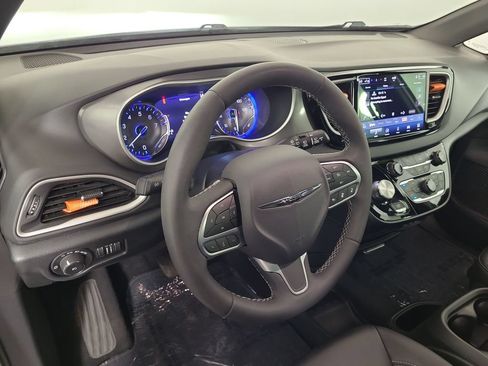 Used 2025 Chrysler Pacifica Select FWD image 13