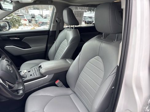 Used 2022 Toyota Highlander XLE image 26