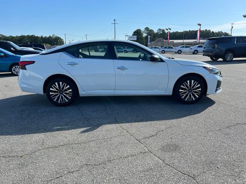 Used 2025 Nissan Altima 2.5 SV AWD/4WD image 6
