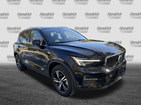 Certified 2025 Volvo XC40 B5 Core image 2