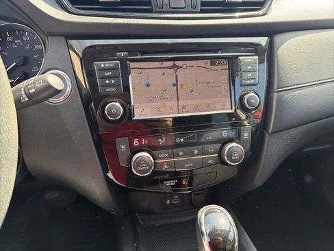 Used 2018 Nissan Rogue SV w/ Sun & Sound Touring Package image 15