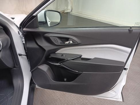 New 2026 Chevrolet Trax LT w/ Sunroof Package FWD image 8