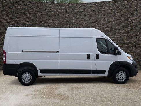Used 2024 RAM ProMaster 2500 w/ Convenience Group FWD image 3