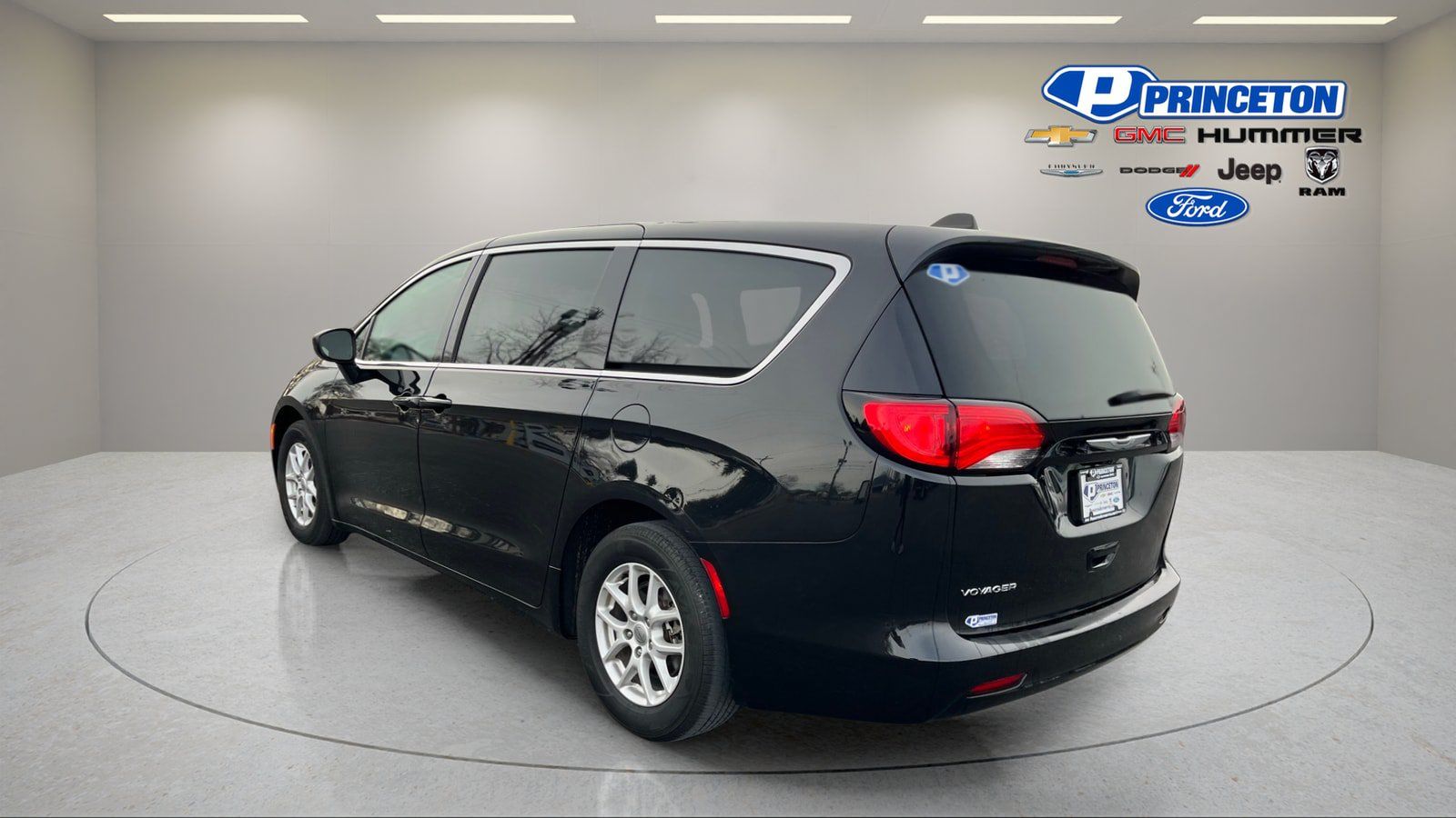 Used 2023 Chrysler Voyager LX FWD image 5