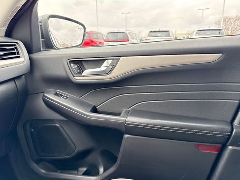 Used 2021 Ford Escape SE image 21