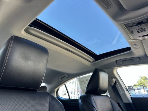 Used 2024 Lexus ES 300h w/ Premium Package FWD image 18