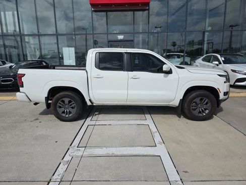 Used 2025 Nissan Frontier SV w/ SV Convenience Package AWD/4WD image 3