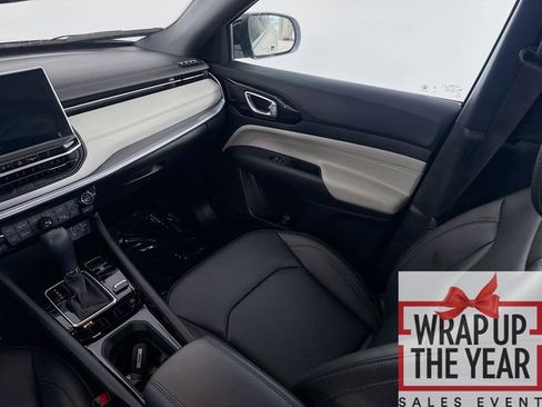 Used 2024 Jeep Compass Limited image 22