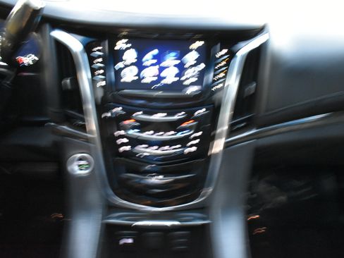 Used 2018 Cadillac Escalade Platinum image 16