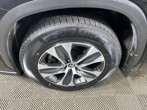 Used 2022 Toyota Highlander XLE image 10