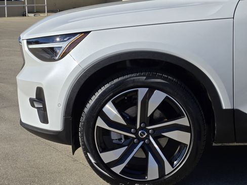 New 2025 Volvo XC40 B5 Ultra w/ Protection Package image 15