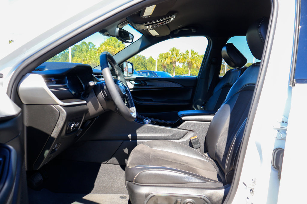 Used 2023 Jeep Grand Cherokee L Laredo RWD image 9