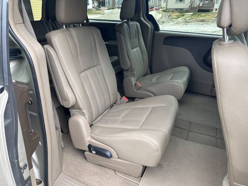 Used 2016 Chrysler Town & Country Touring FWD image 11