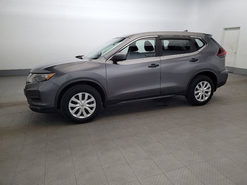 Used 2019 Nissan Rogue S image 2