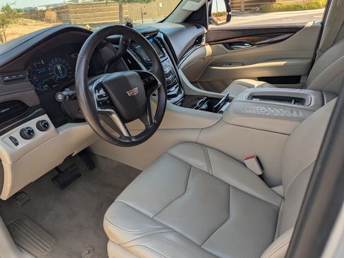 Used 2017 Cadillac Escalade ESV Luxury AWD/4WD image 20