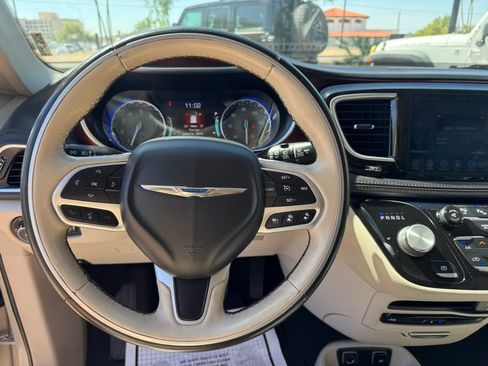 Used 2017 Chrysler Pacifica Limited w/ UConnect Theater Package FWD image 19