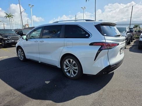 Used 2023 Toyota Sienna Platinum FWD image 5