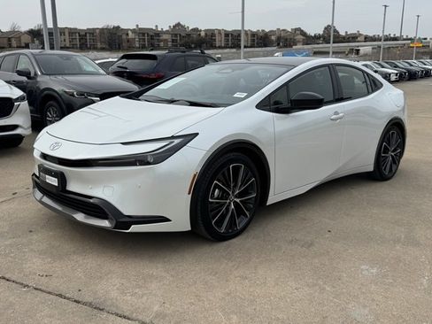 Used 2025 Toyota Prius LE image 3