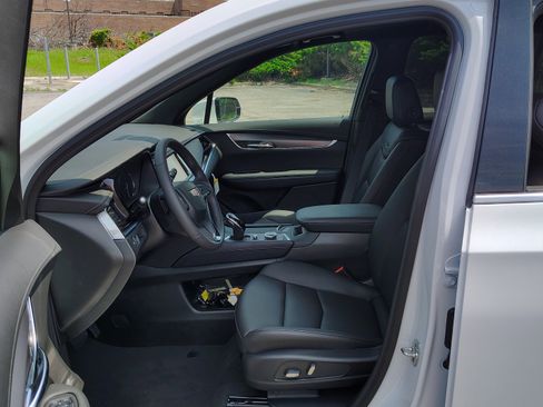 New 2025 Cadillac XT6 Luxury w/ LPO, Premium Carpet Package image 9