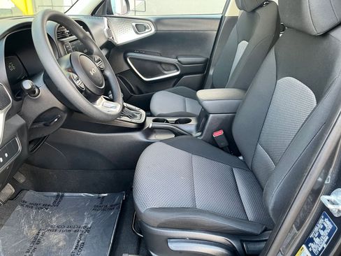 Used 2025 Kia Soul LX w/ LX Technology Package FWD image 27