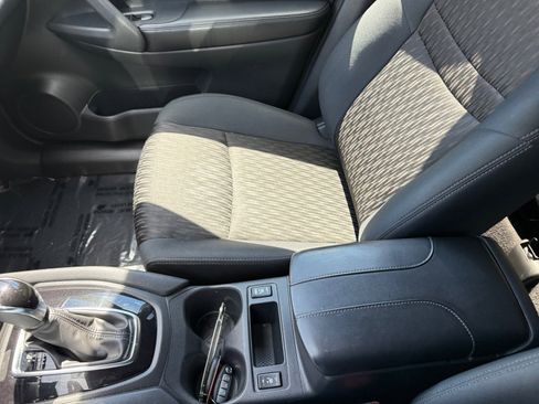 Used 2017 Nissan Rogue SV FWD image 14