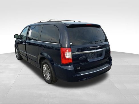 Used 2014 Chrysler Town & Country Touring-L w/ Driver Convenience Group image 3