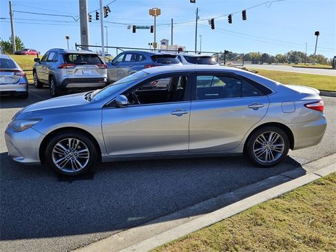 Used 2015 Toyota Camry LE image 4