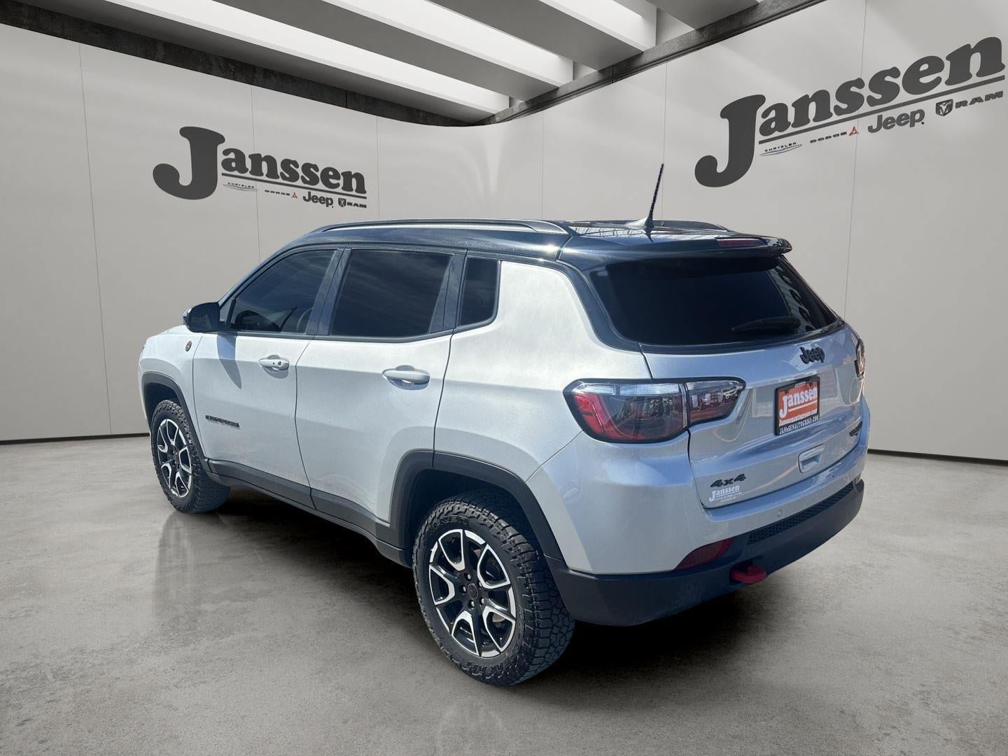 Used 2025 Jeep Compass Trailhawk AWD/4WD image 2