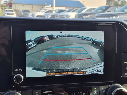 Used 2024 Toyota Highlander LE FWD image 4
