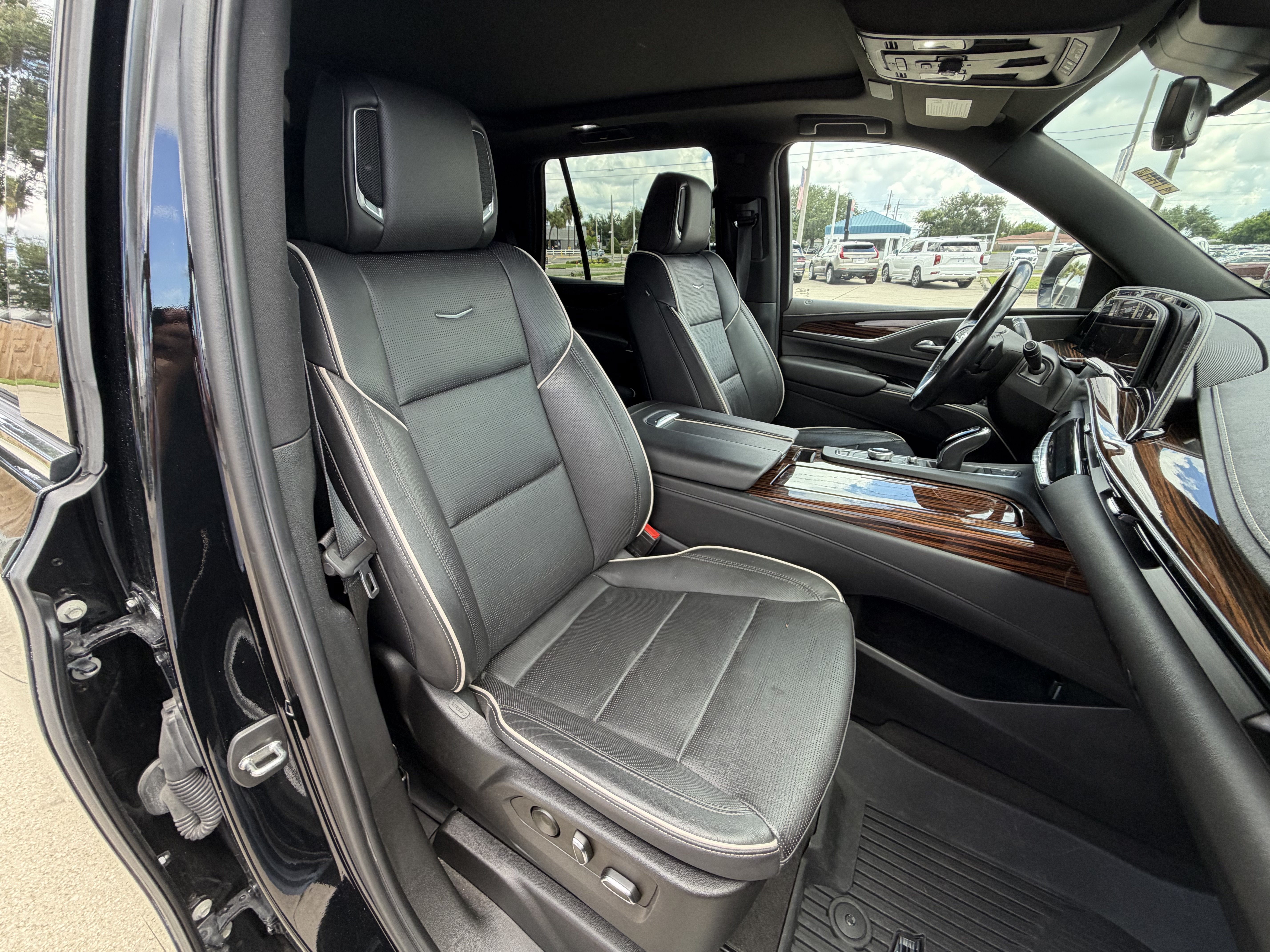Used 2022 Cadillac Escalade Premium Luxury w/ LPO, Floor Liner Package AWD/4WD image 20