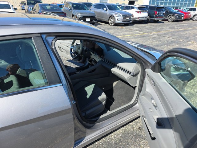 Certified 2025 Hyundai Elantra SEL w/ Cargo Package FWD image 9