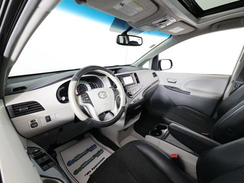Used 2012 Toyota Sienna SE FWD image 10