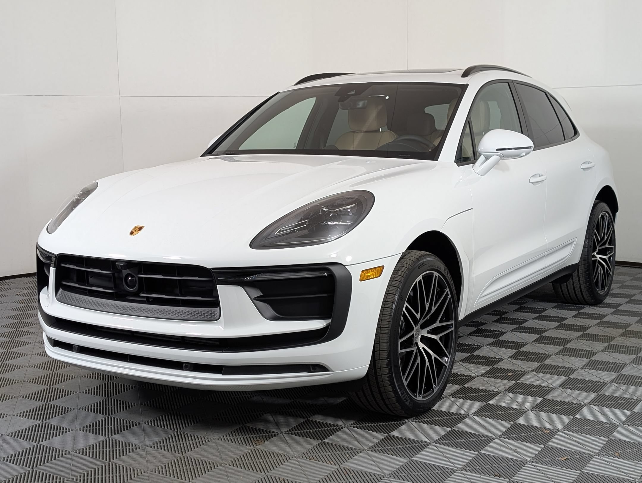 Certified 2026 Porsche Macan AWD/4WD image 1