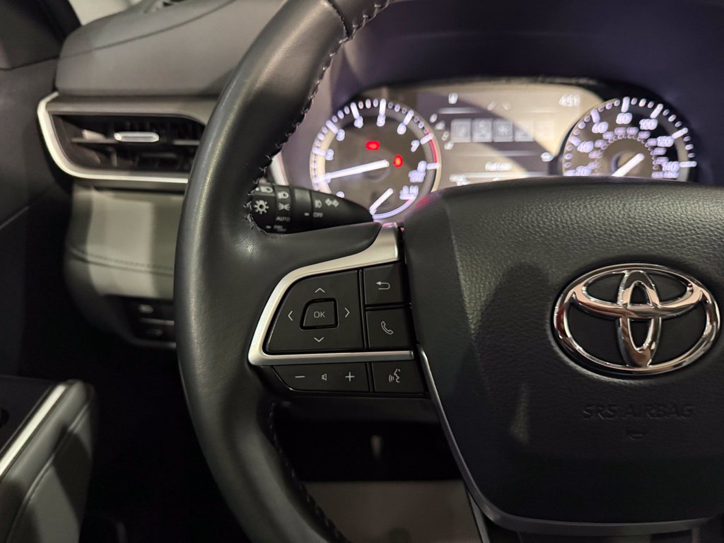 Used 2022 Toyota Highlander XLE AWD/4WD image 16