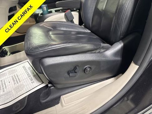 Used 2017 Chrysler Pacifica Touring-L w/ Tire & Wheel Group FWD image 14