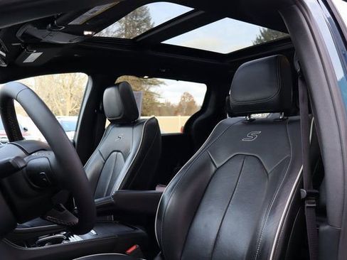 Used 2025 Chrysler Pacifica Limited image 4