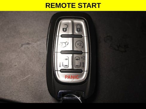 Used 2025 Chrysler Pacifica Select image 6