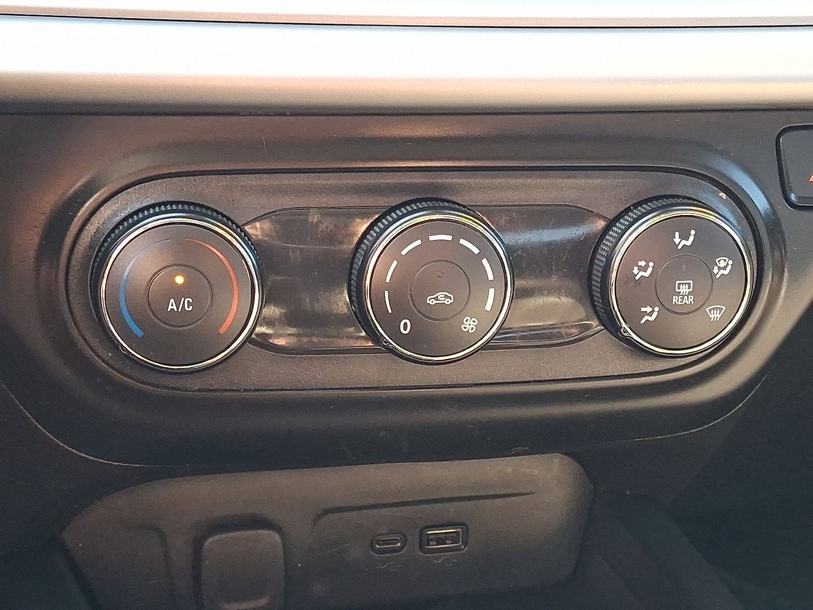 Used 2025 Chevrolet Trax LS FWD image 17