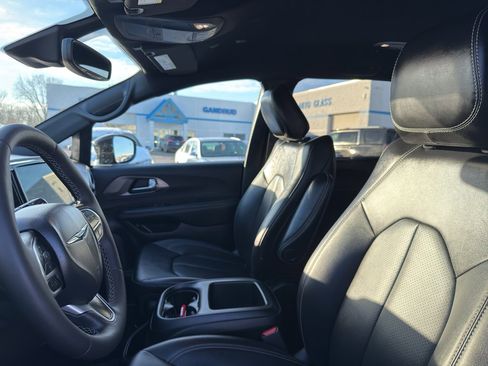 Used 2025 Chrysler Voyager LX image 24