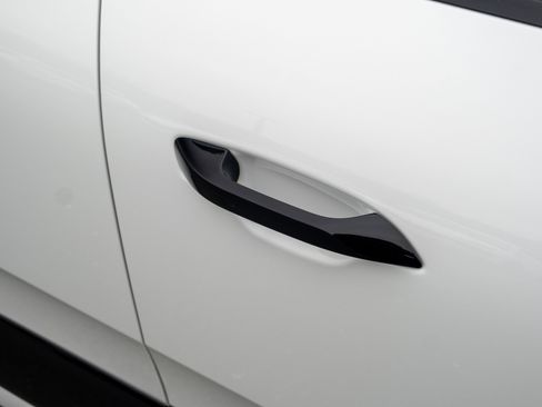 Certified 2025 Porsche Macan Electric image 42