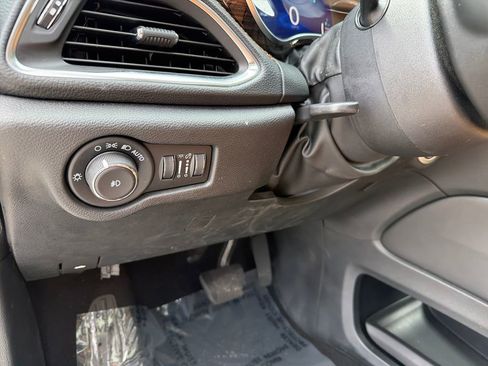 Used 2023 Chrysler Pacifica Pinnacle FWD image 21