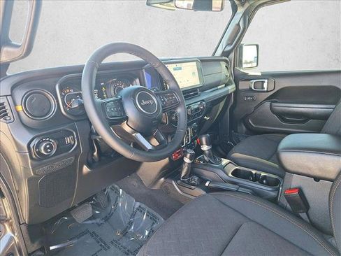 Used 2025 Jeep Gladiator Mojave AWD/4WD image 9