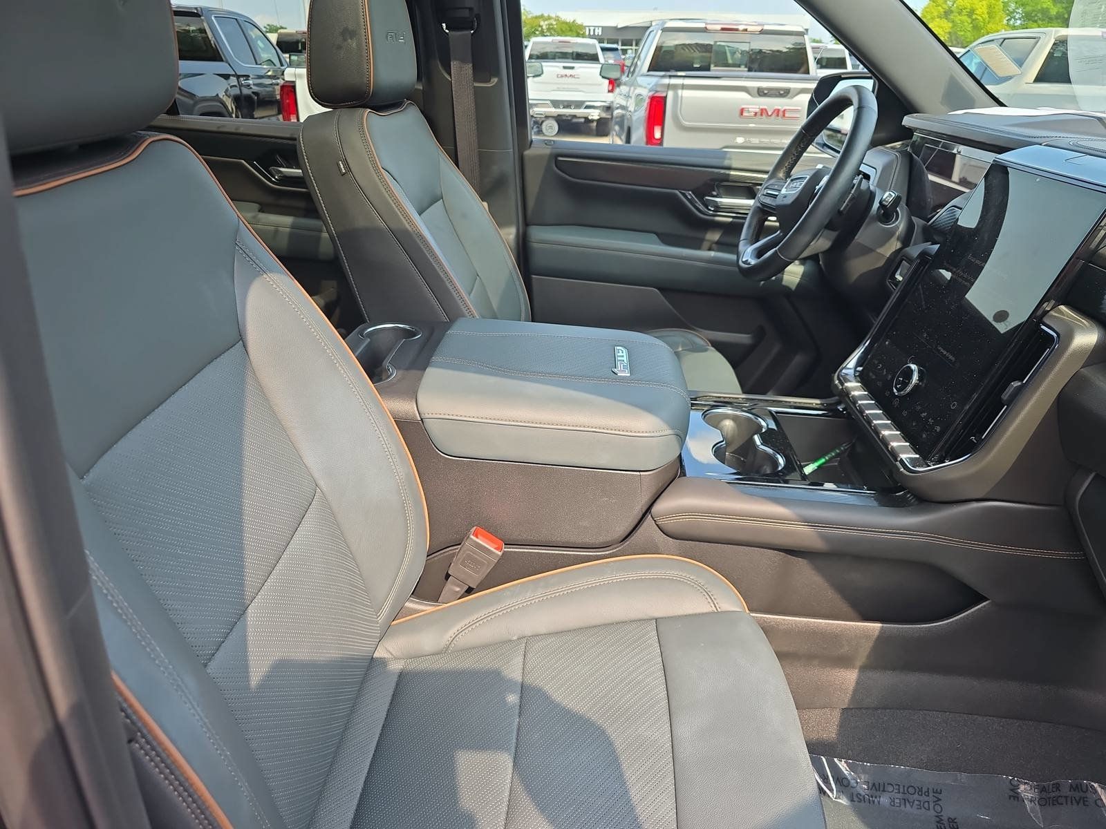Used 2025 GMC Yukon AT4 w/ AT4 Premium Package AWD/4WD image 10